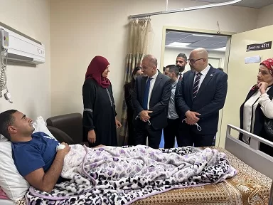 السفير «العكلوك» يتفقد أحوال جرحى ومرضى العدوان الإسرائيلي بـ «معهد ناصر» 15 - جريدة الجمهورية 15 28 - جريدة الجمهورية
