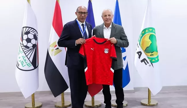 «أبو ريدة» يستقبل رئيس الاتحاد الفرنسي ويهديه درع الاتحاد وقميص المنتخب 1 - جريدة الجمهورية «أبو ريدة» يستقبل رئيس الاتحاد الفرنسي ويهديه درع الاتحاد وقميص المنتخب
