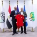 «أبو ريدة» يستقبل رئيس الاتحاد الفرنسي ويهديه درع الاتحاد وقميص المنتخب