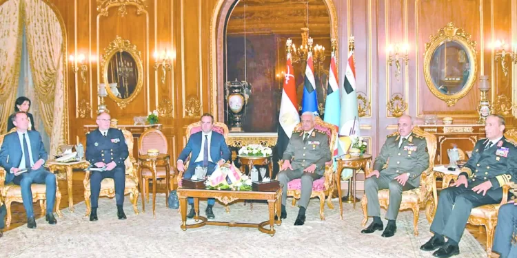 الفريق أول عبدالمجيد صقر يلتقى وزير الجيوش الفرنسية