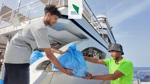 البحر الأحمر يتنفس.. حملة تنظيف لحماية محمية الجزر الشمالية في «يوم الأرض» 3 - جريدة الجمهورية 2 249 - جريدة الجمهورية