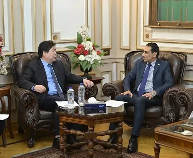 «نائب رئيس جامعة القاهرة» يستقبل «نائب عمدة بكين» لبحث الشراكات الأكاديمية والبحثية 3 - جريدة الجمهورية 2 281 - جريدة الجمهورية