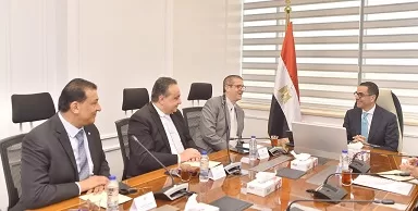 «وزير الاستثمار» يبحث مع «مدير لجنة القطن الدولية» آفاق تطوير صناعة الغزل والنسيج في مصر 2 - جريدة الجمهورية 2 290 - جريدة الجمهورية
