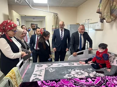 السفير «العكلوك» يتفقد أحوال جرحى ومرضى العدوان الإسرائيلي بـ «معهد ناصر» 20 - جريدة الجمهورية 20 11 - جريدة الجمهورية