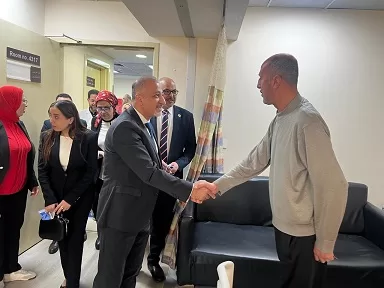 السفير «العكلوك» يتفقد أحوال جرحى ومرضى العدوان الإسرائيلي بـ «معهد ناصر» 21 - جريدة الجمهورية 21 9 - جريدة الجمهورية