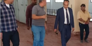 مخالفة صارخة.. نائب محافظ المنيا يضبط سيارة ربع نقل محملة بـ35 طفلاً