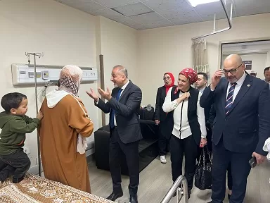 السفير «العكلوك» يتفقد أحوال جرحى ومرضى العدوان الإسرائيلي بـ «معهد ناصر» 4 - جريدة الجمهورية 3 245 - جريدة الجمهورية
