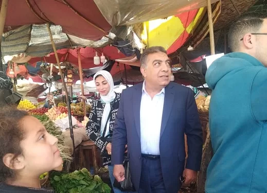 محافظ الدقهلية يتفقد سوق الدراسات بالمنصورة ويتابع الأسعار