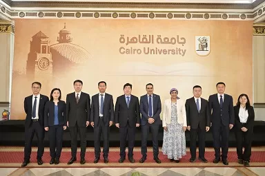 «نائب رئيس جامعة القاهرة» يستقبل «نائب عمدة بكين» لبحث الشراكات الأكاديمية والبحثية 2 - جريدة الجمهورية 4 242 - جريدة الجمهورية