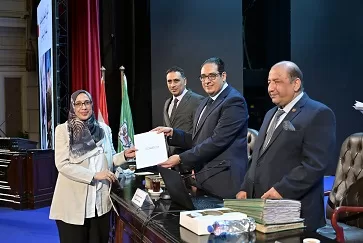 «جامعة القاهرة» تكرم فريق عمل زيارة ماكرون تقديرًا لجهودهم 4 - جريدة الجمهورية 4 283 - جريدة الجمهورية