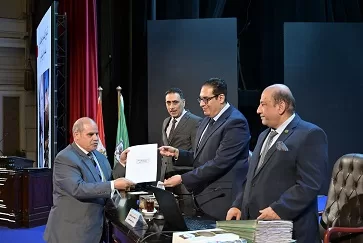 «جامعة القاهرة» تكرم فريق عمل زيارة ماكرون تقديرًا لجهودهم 5 - جريدة الجمهورية 5 222 - جريدة الجمهورية