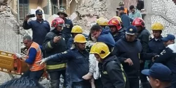 انتشال 3 أطفال أحياء من تحت أنقاض العقار المنهار في اللبان بالإسكندرية