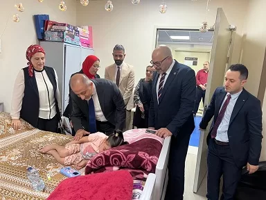السفير «العكلوك» يتفقد أحوال جرحى ومرضى العدوان الإسرائيلي بـ «معهد ناصر» 7 - جريدة الجمهورية 7 106 - جريدة الجمهورية