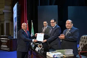 «جامعة القاهرة» تكرم فريق عمل زيارة ماكرون تقديرًا لجهودهم 9 - جريدة الجمهورية 9 84 - جريدة الجمهورية