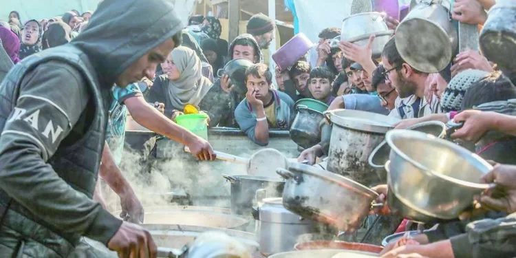 قصف إجرامى يستهدف خيام النازحين: الاحتلال يحرق عشرات النساء والأطفال 1 - جريدة الجمهورية قصف إجرامى يستهدف خيام النازحين: الاحتلال يحرق عشرات النساء والأطفال