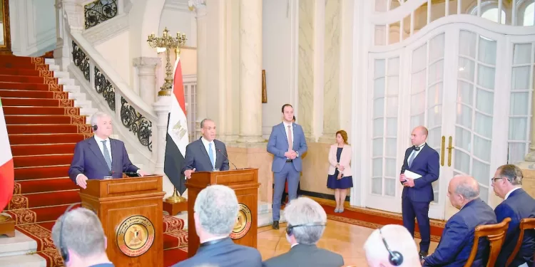 وزير الخارجية فى مؤتمر صحفى مشترك مع نظيره الإيطالى: مشاركة مصرية رفيعة المستوى فى قمة أوغندا.. اليوم