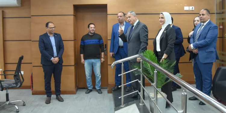 من غرفة العمليات.. محافظ الإسكندرية يتفقد استعدادات العيد ويطمئن على المنظومة الخدمية