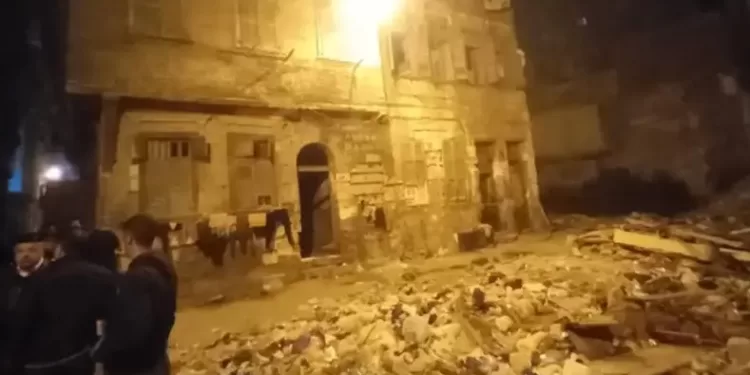 مأساة حارة النخلة: أم تحتضن أطفالها حتى الموت في انهيار عقار الإسكندرية 1 - جريدة الجمهورية مأساة حارة النخلة: أم تحتضن أطفالها حتى الموت في انهيار عقار الإسكندرية