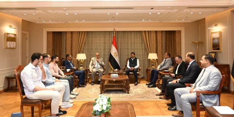 صبحي يُكرم أبطال منتخب سلاح السيف بعد فوزه بذهبية بطولة العالم 1 - جريدة الجمهورية صبحي يُكرم أبطال منتخب سلاح السيف بعد فوزه بذهبية بطولة العالم