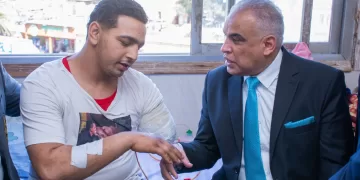 بعد الحادث المأساوي.. رئيس جامعة طنطا يطمئن على حالة مصاب السيرك بمستشفى الطوارئ