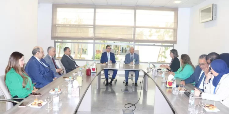 استكشاف فرص الشراكة: وزير الاستثمار يزور عملاق الدواء في تونس