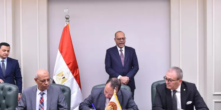 وزارة العمل وغرفة الملابس توقعان بروتوكول تعاون لتأهيل الكوادر وتوفير فرص عمل جديدة