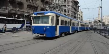 تنفيذًا للقانون.. إزالة 3 طوابق مخالفة ببرج سكني شرق الإسكندرية