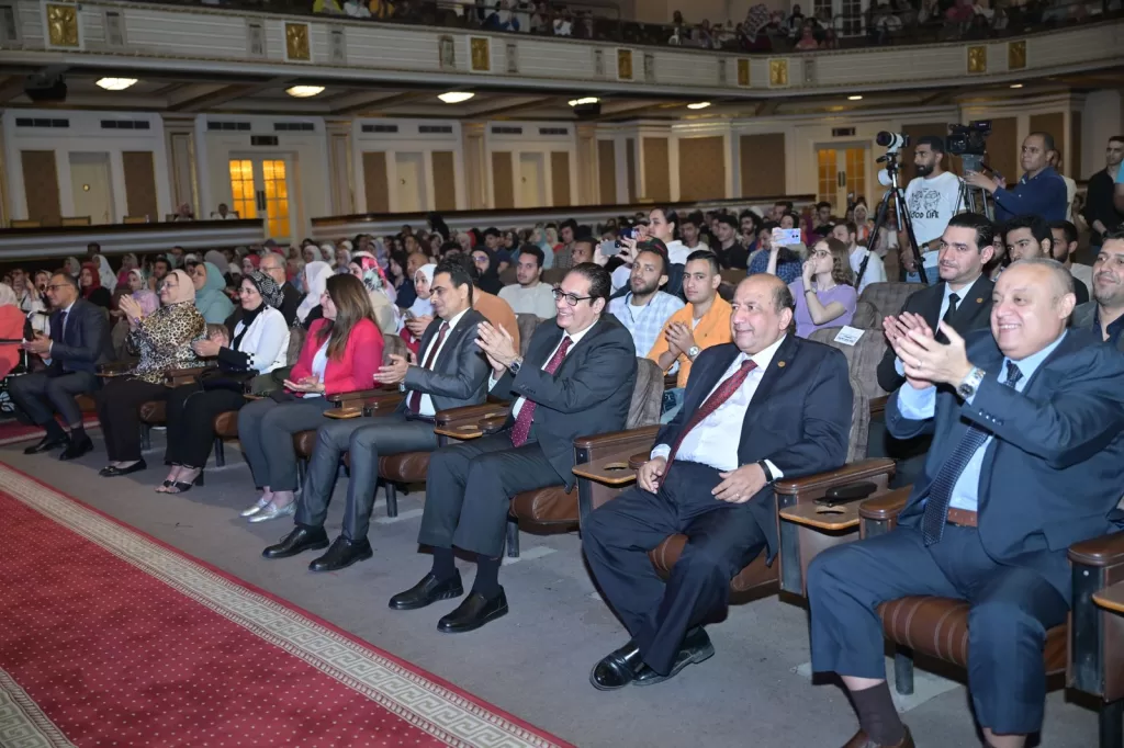 بمشاركة 1500 طالب.. رئيس جامعة القاهرة يشيد بالعرض المسرحي «حاجة تخوّف» كأداة لبناء الوعي المجتمعي 11 - جريدة الجمهورية WhatsApp Image 2025 04 23 at 8.57.37 AM 2 - جريدة الجمهورية