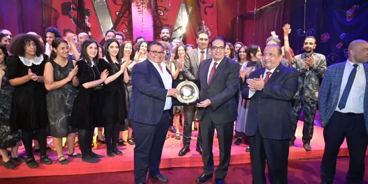 بمشاركة 1500 طالب.. رئيس جامعة القاهرة يشيد بالعرض المسرحي «حاجة تخوّف» كأداة لبناء الوعي المجتمعي