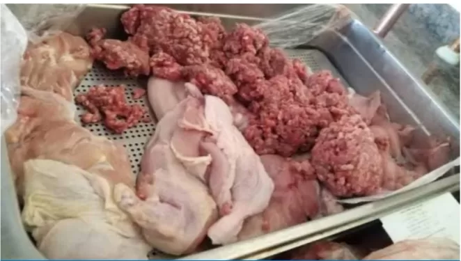 كارثة صحية.. ضبط طن ونصف لحوم ودواجن فاسدة بمخزن مطعم شهير بكرداسة