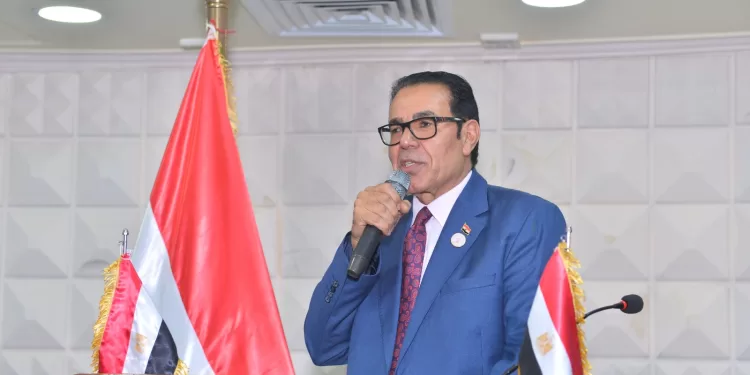 تقديراً لمواقفه الداعمة.. رئيس نقابة الغزل المصرية يتسلم وشاح العمل الفاخر من نقابات فلسطين