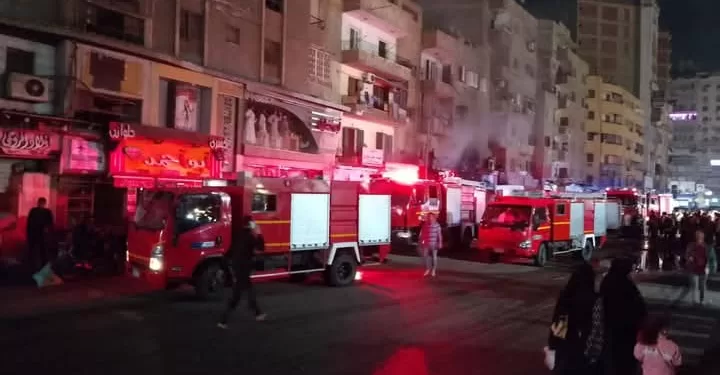 إصابة 4 أشخاص في حريق هائل بأحد المحال التجارية بالزقازيق