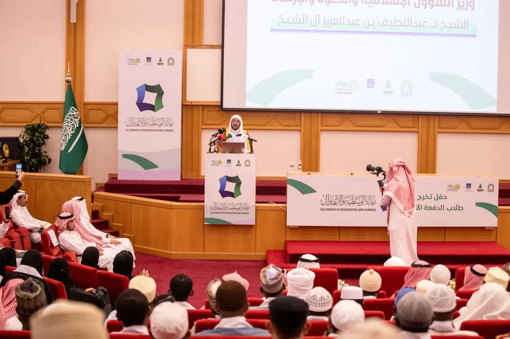 جامعة الملك عبدالعزيز تشهد تخريج الدفعة الأولى لبرنامج «زمالة الوسطية والاعتدال» 7 - جريدة الجمهورية WhatsApp Image 2025 04 30 at 6.37.23 PM 3 - جريدة الجمهورية