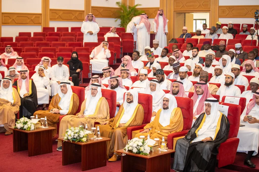 جامعة الملك عبدالعزيز تشهد تخريج الدفعة الأولى لبرنامج «زمالة الوسطية والاعتدال» 4 - جريدة الجمهورية WhatsApp Image 2025 04 30 at 6.37.24 PM 1 - جريدة الجمهورية