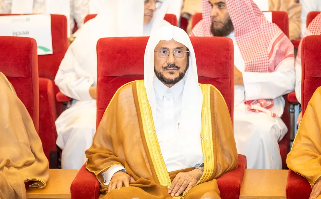 جامعة الملك عبدالعزيز تشهد تخريج الدفعة الأولى لبرنامج «زمالة الوسطية والاعتدال» 3 - جريدة الجمهورية WhatsApp Image 2025 04 30 at 6.37.24 PM - جريدة الجمهورية