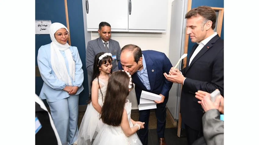 فيديو| الرئيس عبد الفتاح السيسي ونظيره الفرنسي يقومان بزيارة إلى مدينة العريش بشمال سيناء 4 - جريدة الجمهورية pp 13 jpg - جريدة الجمهورية