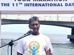 «سفير الهند» يُحيي اليوم العالمي لليوجا على شاطئ «ستانلي» بالإسكندرية