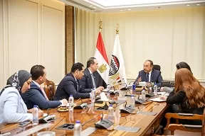 «شيمي» لرئيس الرعاية الصحية: التعاون مع مؤسسات الدولة يخدم هدف دعم الصناعة الوطنية 2 - جريدة الجمهورية 1 61 - جريدة الجمهورية