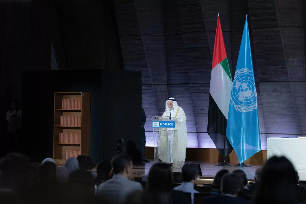 حاكم الشارقة يتسلم تكريماً خاصاً من اليونسكو..بمناسبة إنجاز المعجم التاريخي للغة العربية وإدراجه في مكتبة اليونسكو 4 - جريدة الجمهورية 10 1 1 - جريدة الجمهورية
