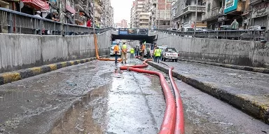 بعد ليلٍ طويل.. الإسكندرية تنجح في رفع مياه الأمطار لكن تظل في «حالة تأهب» 2 - جريدة الجمهورية 10 43 - جريدة الجمهورية