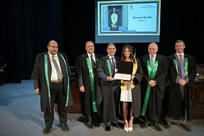 جامعة القاهرة تحتفل بتخريج دفعة جديدة من كلية حقوق السوربون.. وتؤكد التميز الأكاديمي 8 - جريدة الجمهورية 11 32 - جريدة الجمهورية