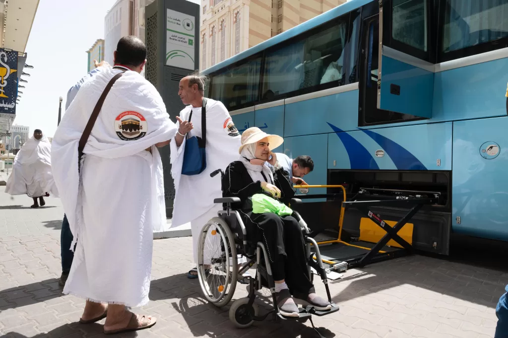 بكرسيّ متحرك وقلب لا يعرف المستحيل.. «إيناس» تصل إلى مكة المكرمة لأداء فريضة الحج 4 - جريدة الجمهورية 160b81f4 e4bf 47ad b851 caf55e225320 - جريدة الجمهورية