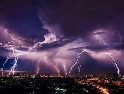 ليلة رعب في الثغر.. إعصار مفاجئ يخترق الإسكندرية ويقلب الشوارع رأسًا على عقب 2 - جريدة الجمهورية 19 6 - جريدة الجمهورية