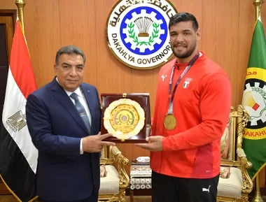 تكريم يليق ببطل: محافظ الدقهلية يستقبل «عبد اللطيف منيع» ويكرمه على ذهبية أفريقيا 1 - جريدة الجمهورية 2 142 - جريدة الجمهورية