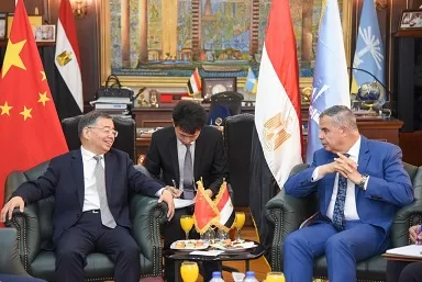 محافظ الإسكندرية وعضو المكتب السياسي للحزب الشيوعي الصيني يبحثان آفاق التعاون 3 - جريدة الجمهورية 4 116 - جريدة الجمهورية