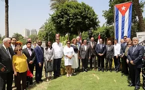 سفارة كوبا تحي ذكرى «خوسيه مارتي» الـ130 بوضع إكليل من الزهور