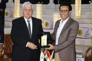 «وزير التعليم العالي» يكرم «الفنان سامح حسين» في «صالون القادة الثقافي» تقديرًا لدوره في نشر الفن الهادف 4 - جريدة الجمهورية 4 29 - جريدة الجمهورية