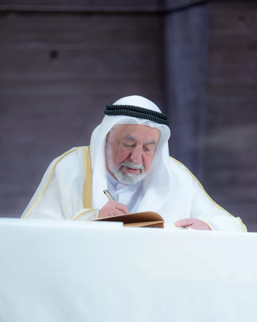حاكم الشارقة يتسلم تكريماً خاصاً من اليونسكو..بمناسبة إنجاز المعجم التاريخي للغة العربية وإدراجه في مكتبة اليونسكو 2 - جريدة الجمهورية 4 6 1 - جريدة الجمهورية