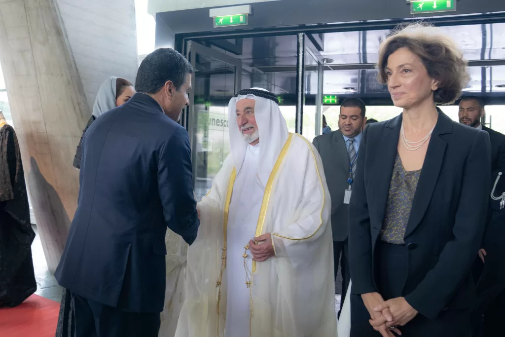حاكم الشارقة يتسلم تكريماً خاصاً من اليونسكو..بمناسبة إنجاز المعجم التاريخي للغة العربية وإدراجه في مكتبة اليونسكو 3 - جريدة الجمهورية 6 2 2 - جريدة الجمهورية