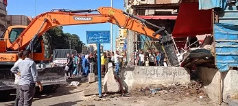 إزالة 50 تعديًا وبائعًا جائلًا خلال حملة مكبرة بسوق الهانوفيل بالعجمي 6 - جريدة الجمهورية 6 91 - جريدة الجمهورية